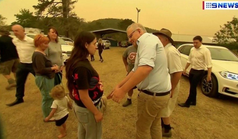 Thủ tướng Úc Scott Morrison bị một phụ nữ từ chối bắt tay khi ông đến thăm thị trấn Cobargoảnh chụp từ clip