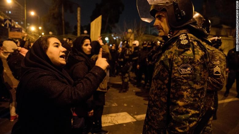 Một phụ nữ Iran có mặt trong cuộc biểu tình trước ĐH Amirkabir ở Tehran hôm 12/1 bày tỏ thái độ giận dữ với cảnh sát ảnh: CNN