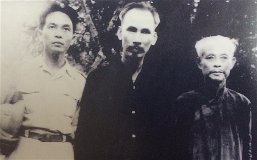 Chủ tịch Hồ Chí Minh, cụ Bùi Bằng Đoàn và đồng chí Võ Nguyên Giáp. Ảnh tư liệu