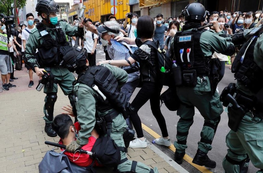 Cảnh sát chống bạo động Hong Kong đụng độ với người biểu tình hôm 27/5. Ảnh: REUTERS 