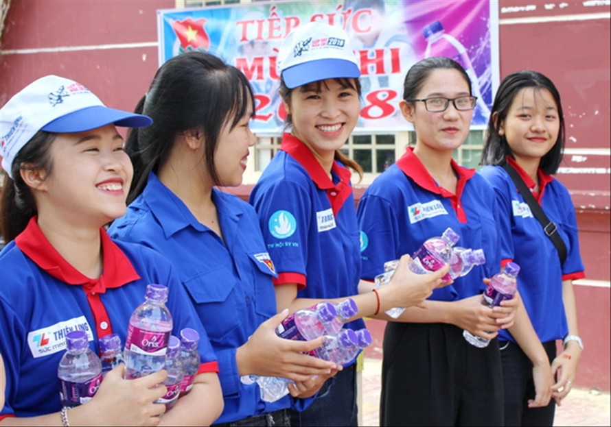 Sinh viên tình nguyện tiếp sức mùa thi tại trường ĐH Nguyễn Tất Thành. Ảnh: PV