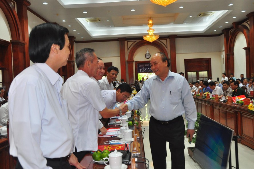 Thủ tướng Nguyễn Xuân Phúc bắt tay đại biểu. Ảnh: HÒA HỘI