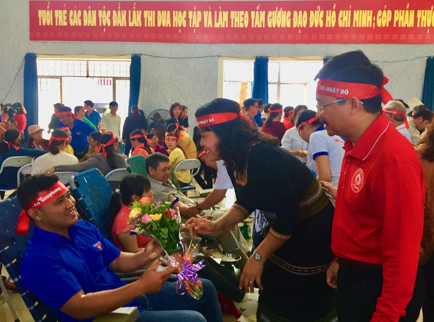 Phó Chủ tịch UBND tỉnh H'Yim Kdok cùng nhà báo Vũ Tiến Phó tổng biên tập báo Tiền Phong thăm hỏi, tặng hoa người hiến máu