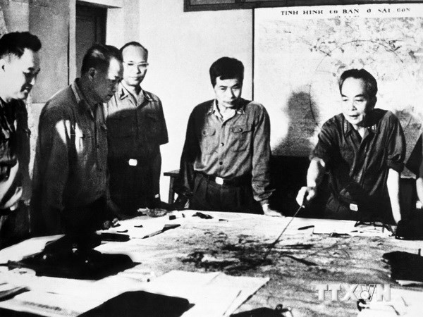 Đại tướng Võ Nguyên Giáp và các lãnh đạo Quân ủy Trung ương theo dõi diễn biến Chiến dịch Hồ Chí Minh năm 1975. Ảnh: TTXVN 