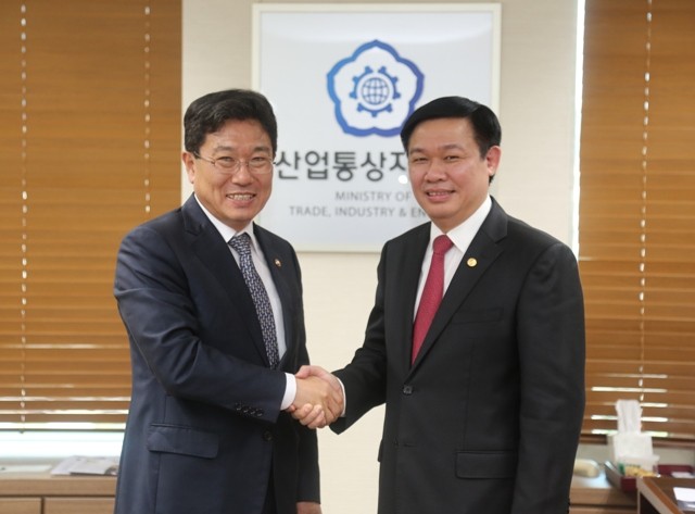 Ông Yoon Sang Jik - Bộ trưởng Bộ Thương mại, công nghiệp và năng lượng Hàn Quốc (trái) và Trưởng Ban Kinh tế Trung ương Vương Đình Huệ
