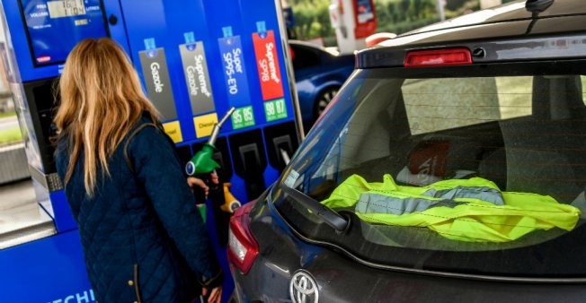 Một lái xe Pháp ủng hộ phong trào "áo vàng" đòi điều chỉnh giá nhiên liệu xuống mức hợp lý