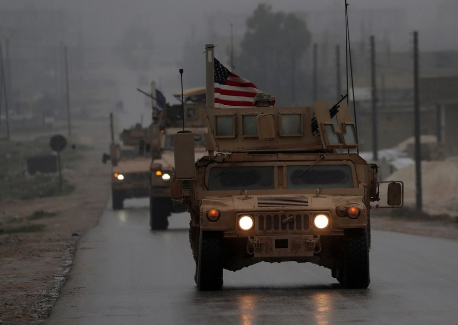 Xe quân sự Mỹ di chuyển tại Manbij, phía bắc Syria. Mỹ cam kết rút quân, thế nhưng không phải rút lập tức toàn bộ như nhận định ban đầu