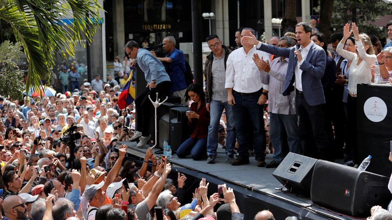 Chủ tịch Quốc hội Juan Guaidó (áo đen) vừa bày tỏ tham vọng giành ghế Tổng thống Venezuela