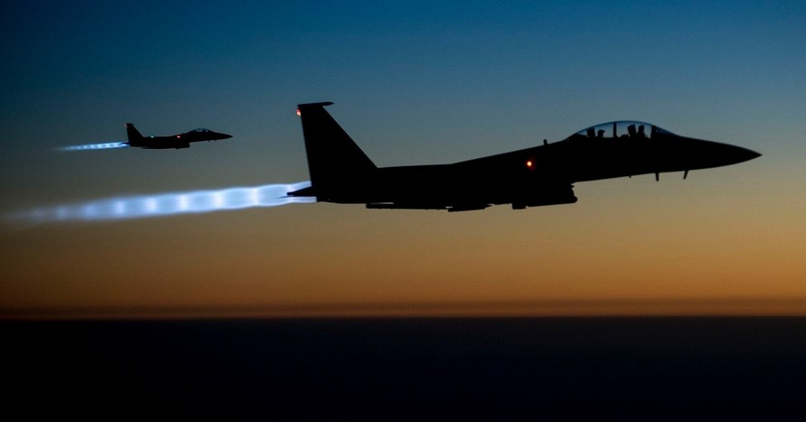 Hai máy bay F15E, Không quân Mỹ trên bầu trời Iraq. Mỹ đã gia tăng số lần không kích IS trong những tuần qua