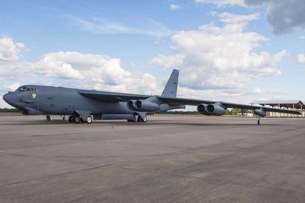 Máy bay B-52H Stratofortress là chiếc máy bay đầu tiên được chuyển đổi theo quy định trong Hiệp ước START mới