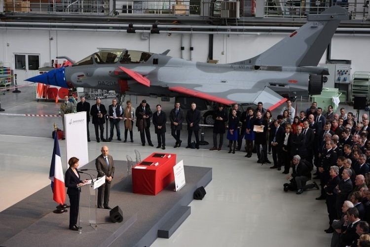 Quang cảnh buổi lễ tiếp nhận máy bay chiến đấu Rafale thế hệ mới của Không quân Pháp
