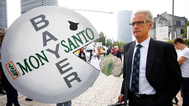 Người dân biểu tình chống lại công ty giống Bayer/Monsanto vì cung cấp hạt giống GMO