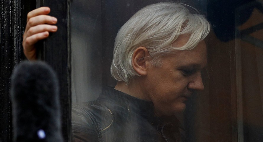 Không lâu sau khi Julian Assange bắt, cộng đồng quốc tế đã lên tiếng về vụ việc, trong đó Nga kêu gọi bảo vệ quyền của nhà sáng lập WikiLeaks