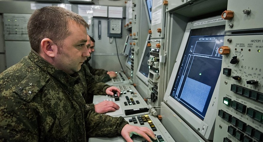 Sĩ quan phòng không Nga điều khiển hệ thống phòng không S-400
