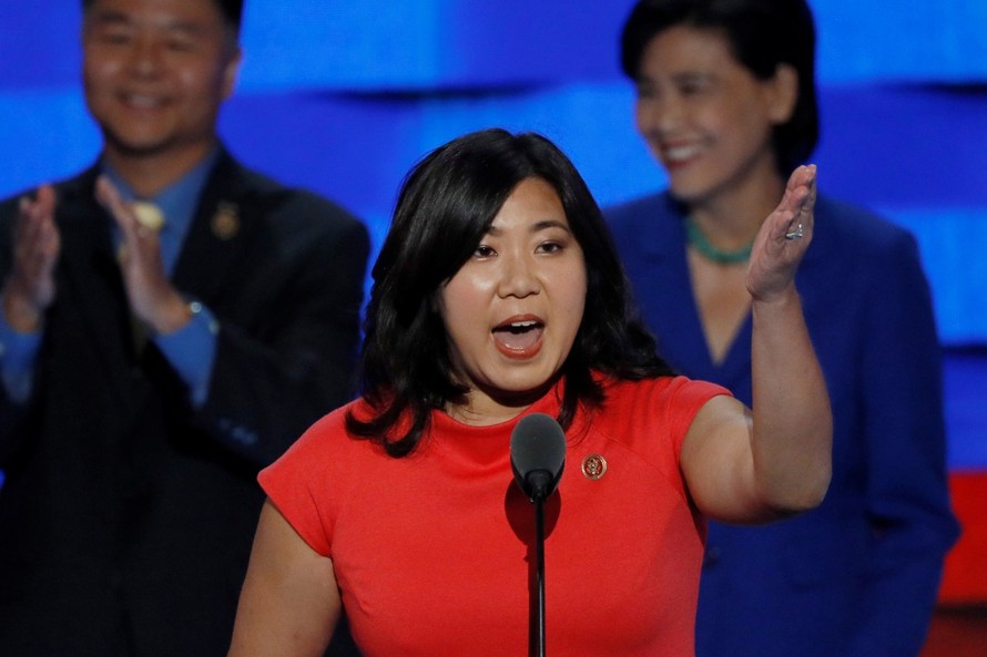 Nữ nghị sĩ đảng Dân chủ Grace Meng phát biểu trong Đại hội Toàn quốc của đảng Dân chủ ở Philadelphia vào tháng 7 năm 2016 (Ảnh: Reuters)