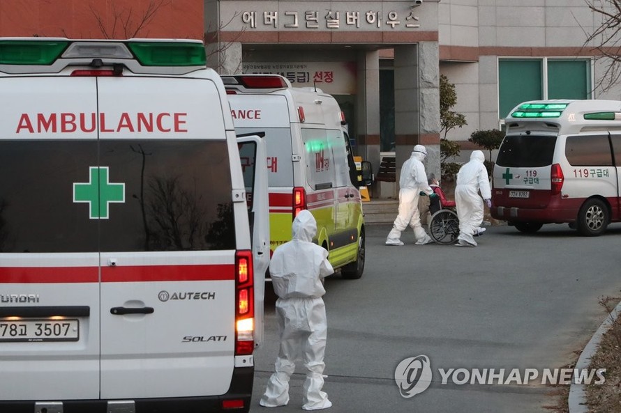 Số ca COVID-19 tăng vọt, Hàn Quốc áp dụng các biện pháp chống dịch chưa từng có 