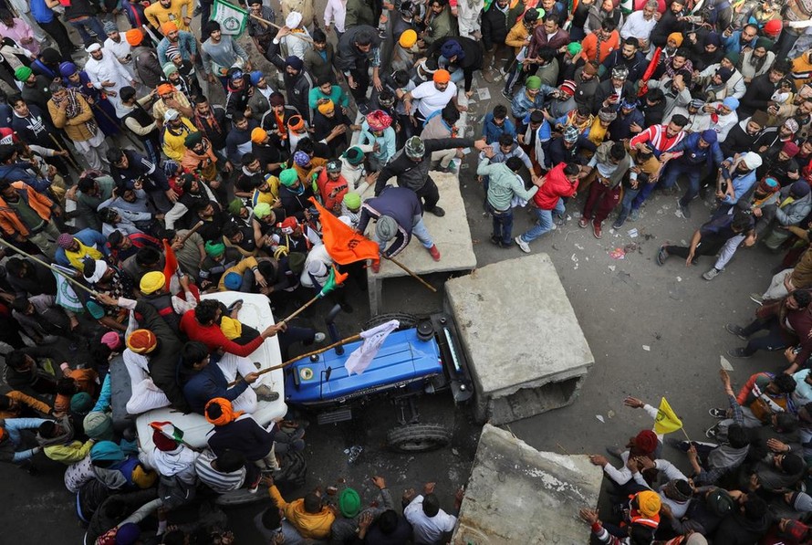 Nông dân cố gắng di chuyển các chướng ngại vật trong cuộc biểu tình (Ảnh: Reuters)