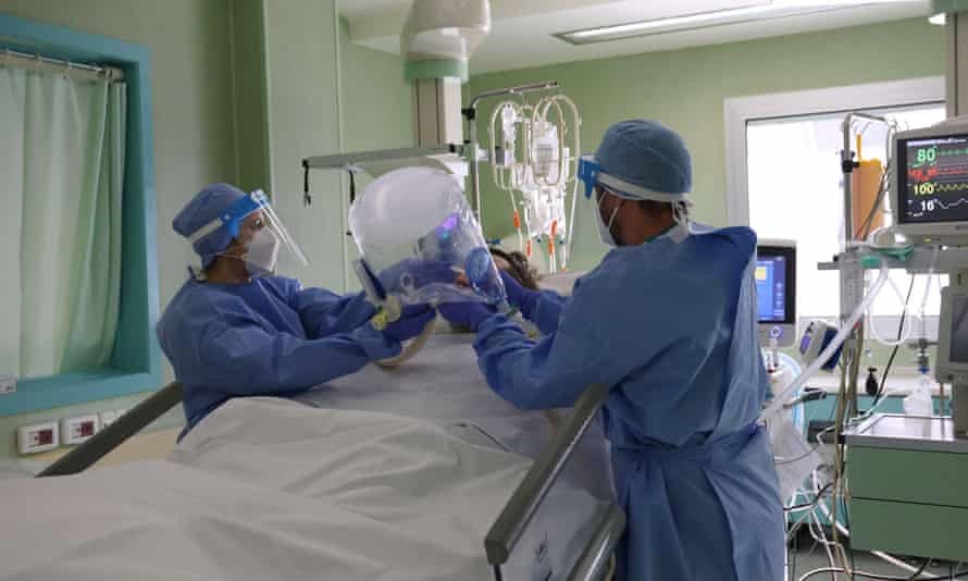 Bác sĩ và y tá chữa trị cho một bệnh nhân trong phòng chăm sóc đặc biệt tại bệnh viện Bolognini, Ý (Ảnh: EPA)