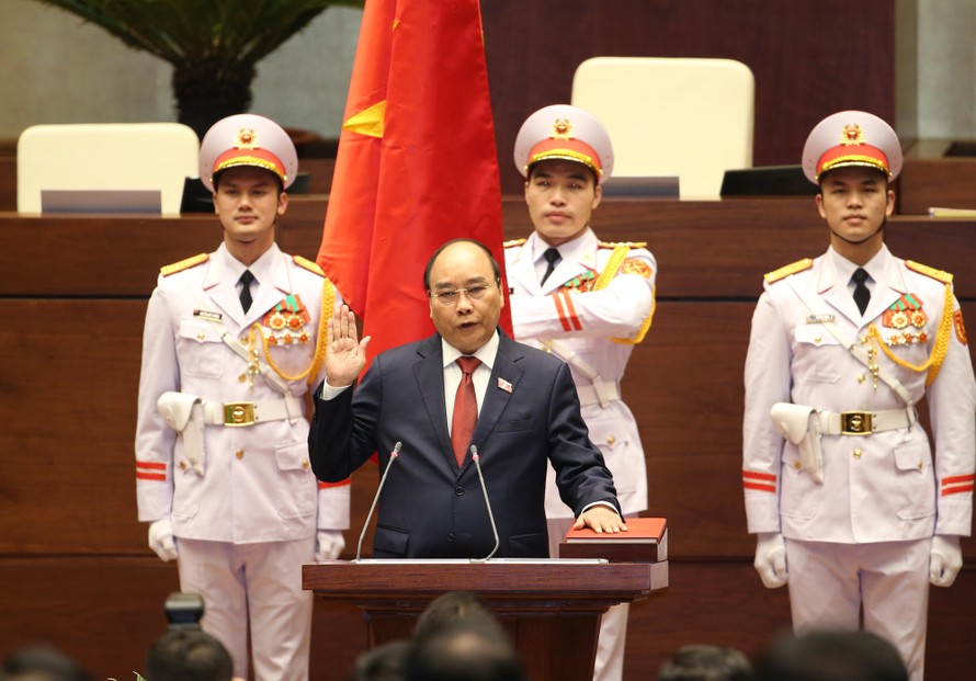 Chủ tịch nước Nguyễn Xuân Phúc thực hiện nghi thức tuyên thệ nhậm chức. Ảnh: Như Ý