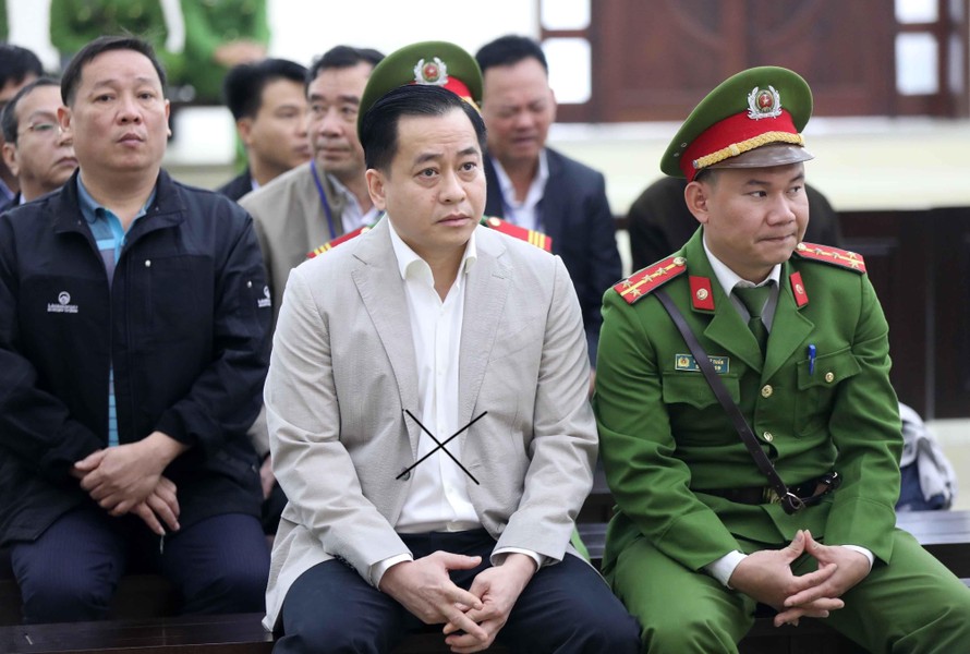 Cựu Phó Tổng cục trưởng Tổng cục Tình báo (Bộ Công an) Nguyễn Duy Linh bị đề nghị truy tố vì vụ hối lộ từ Vũ “nhôm”. Trong ảnh là Vũ “nhôm” (x) bị xét xử tại một phiên tòa. 