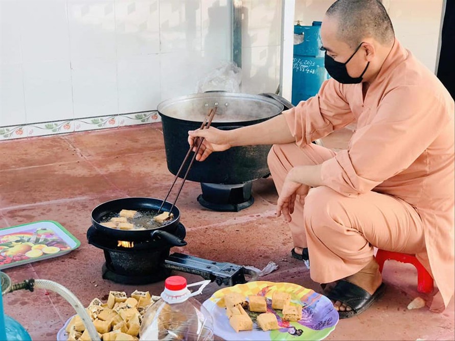 Sư thầy Thích Chơn Trí tự tay nấu những món chay tặng người dân khu cách ly và lực lượng làm nhiệm vụ phòng chống dịch