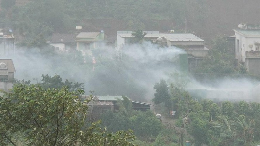 Các lò sấy cà phê xả khói ở xã Thuận An
