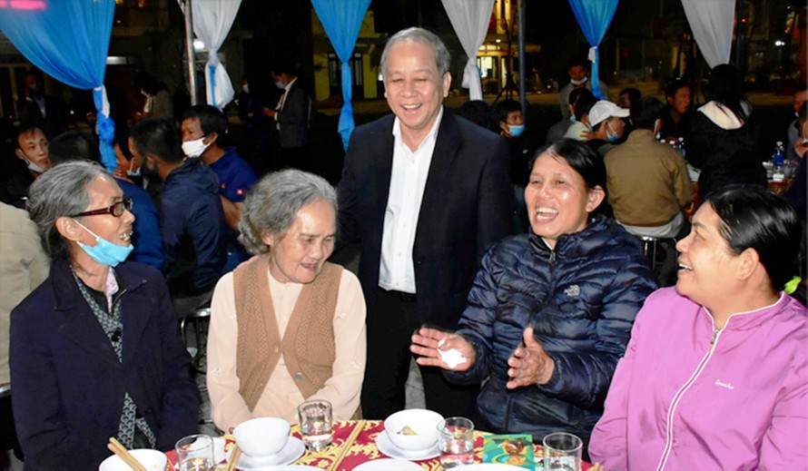 Ông Phan Ngọc Thọ trong một lần dự bữa cơm tất niên đầu tiên với dân Thượng thành di cư về nơi ở mới tại Hương Sơ, TP Huế
