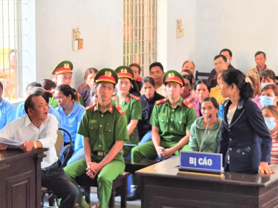 Một bị cáo phải nhờ người phiên dịch tiếng Êđê - Tiếng Việt