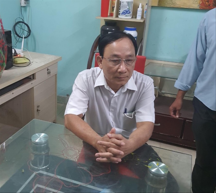 Bị can Nguyễn Văn Ngưu nghe lệnh bắt tại nhà