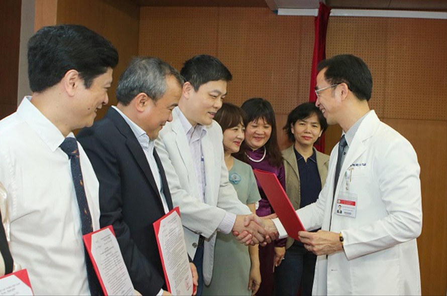 GS.TS Nguyễn Quang Tuấn, Giám đốc BV Bạch Mai trong buổi trao quyết định bổ nhiệm 20 bác sĩ cao cấp của bệnh viện