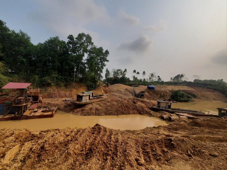 Chủ mỏ san gạt nguyên quả đồi mua lại của người dân tại xã Tân Sỏi, huyện Yên Thế để phục vụ khai thác cát