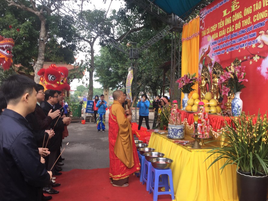  Giáo hội Phật giáo tỉnh Lạng Sơn tổ chức hoạt động cải thiện môi trường, nguồn nước. Ảnh: Duy Chiến