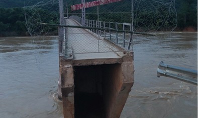 Cầu Chôm Lôm (xã Lạng Khê, huyện Con Cuông) bị hư hỏng nặng khiến hơn 2.500 người dân không thể qua sông. 