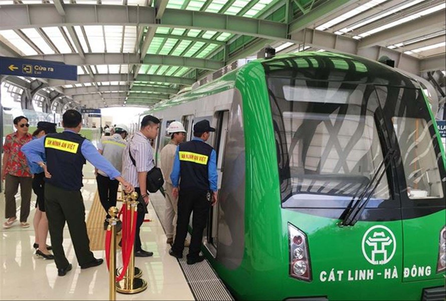 Tuyến metro đầu tiên Hà Nội khi đi vào hoạt động có giá vé lượt cao nhất 15.000 đồng. Ảnh: Anh Trọng