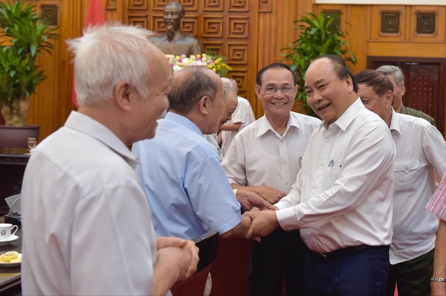 Thủ tướng Nguyễn Xuân Phúc gặp mặt các cán bộ từng trực tiếp phục vụ, bảo vệ Bác Hồ. Ảnh: N.B