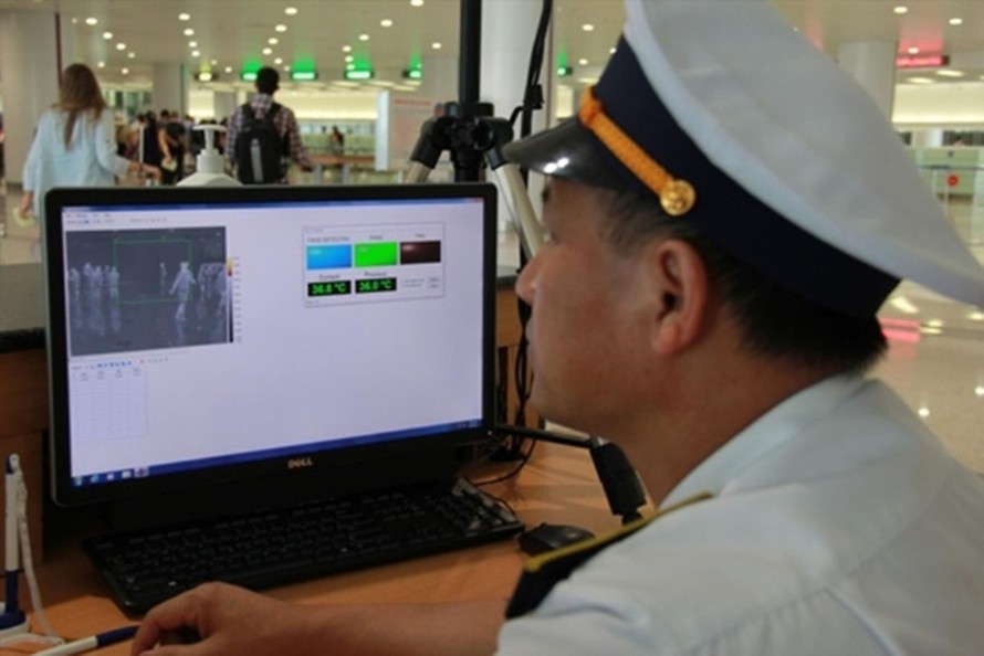 Máy đo thân nhiệt theo dõi hành khách tại sân bay Nội Bài, Hà Nội 