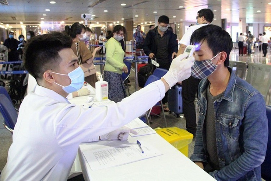 Đo thân nhiệt cho hành khách để kiểm soát dịch tại Cảng hàng không quốc tế Tân Sơn Nhất, TPHCM