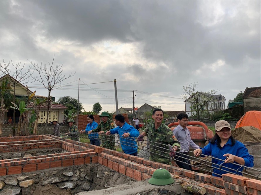 ĐVTN và Bộ đội biên phòng hỗ trợ xây nhà cho vợ chồng ông Trần Huân ở xã Xuân Liên (huyện Nghi Xuân, Hà Tĩnh). Ảnh: PV