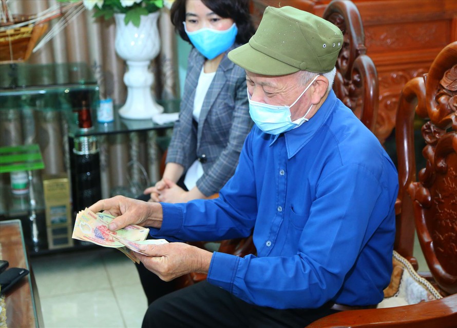 Người dân tại Hà Nam bắt đầu nhận được tiền hỗ trợ từ gói an sinh xã hội 