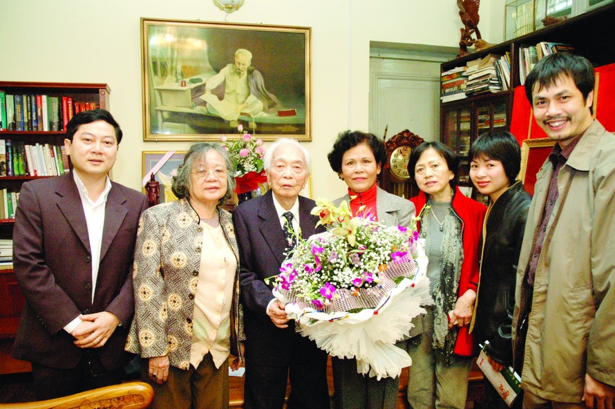 Bà Phạm Thị Xuân Khải (thứ 3 phải sang) cùng các nhà báo Tiền Phong thăm Đại tướng Võ Nguyên Giáp