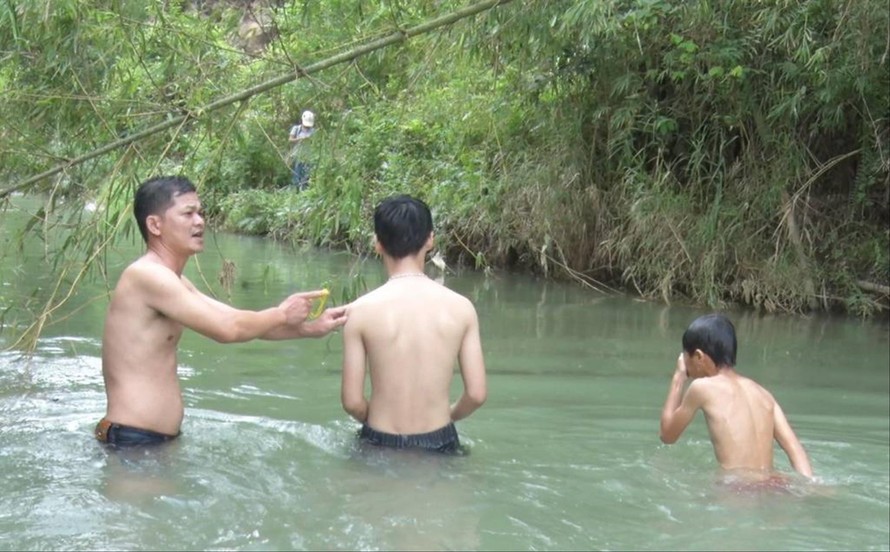 Thầy Biên (bên trái) hướng dẫn bơi và phòng chống đuối nước cho học sinh. Ảnh: Duy Chiến 