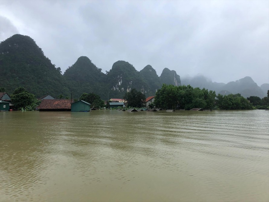 Mặc dù đã là ngày thứ 4 ngập lụt, nhưng nhiều ngôi nhà ở Tân Hoá nước vẫn lắp xắp mái