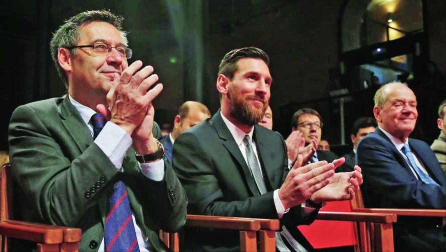 Chủ tịch Josep Bartomeu rời ghế sau mâu thuẫn với Lionel Messi
