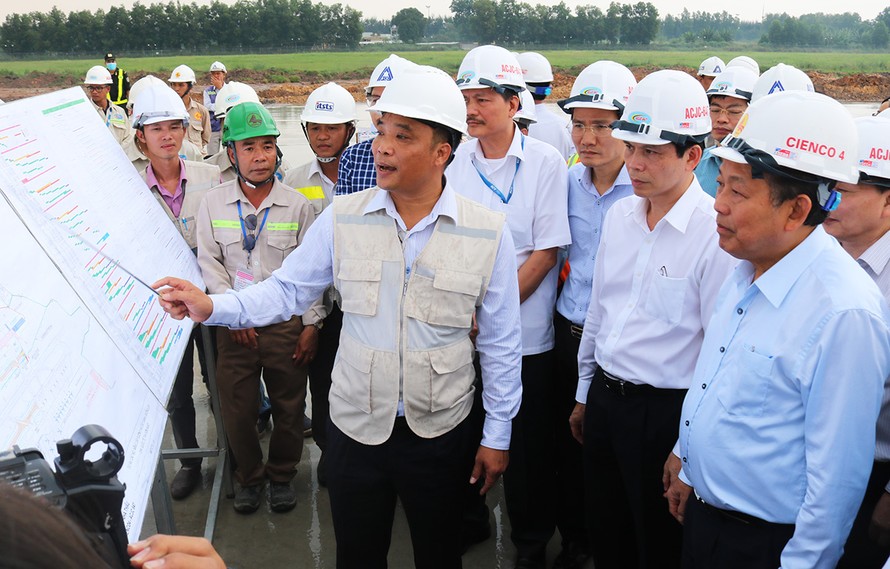 Phó Thủ tướng Thường trực Trương Hòa Bình kiểm tra tại sân bay Tân Sơn Nhất. Ảnh: Ngô Bình.