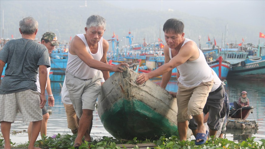 Người dân Đà Nẵng di chuyển tàu thuyền nhỏ lên bờ tránh bão. Ảnh: Nguyễn Thành