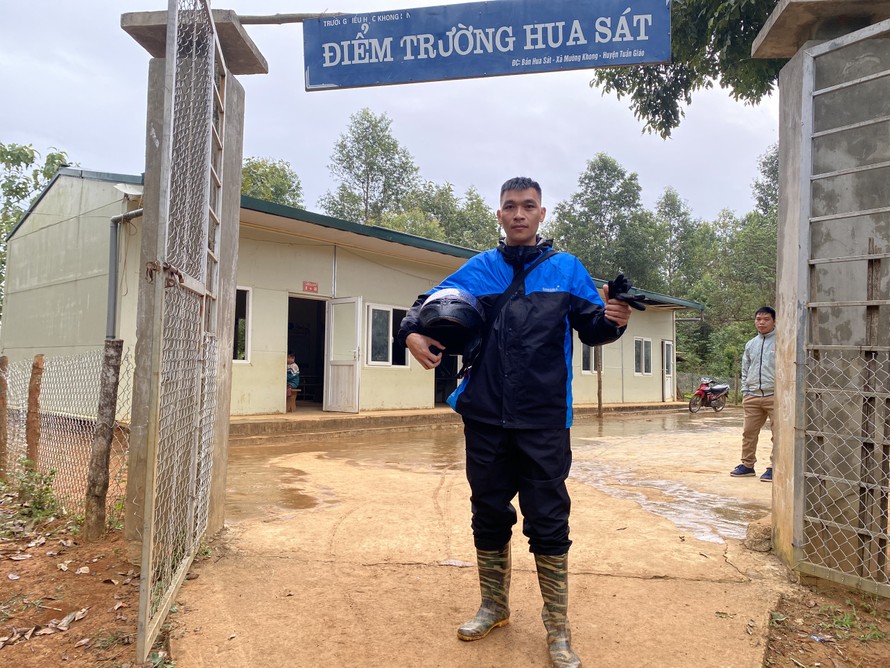 Thầy giáo Lò Văn Quang trong bộ quần áo mưa, đôi ủng, trang phục không thể thiếu trong suốt 10 năm ở vùng sâu, vùng xa. ẢNH: NVCC