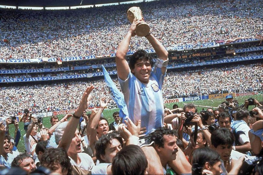 Diego Maradona giương cao chiếc cúp vàng World Cup 1986