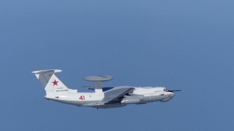 Máy bay quân sự A-50 của Nga bay gần quần đảo tranh chấp được gọi là Takeshima ở Nhật Bản và Dokdo ở Hàn Quốc, bức ảnh được Bộ Quốc phòng Nhật Bản công bố ngày 23/7/2019