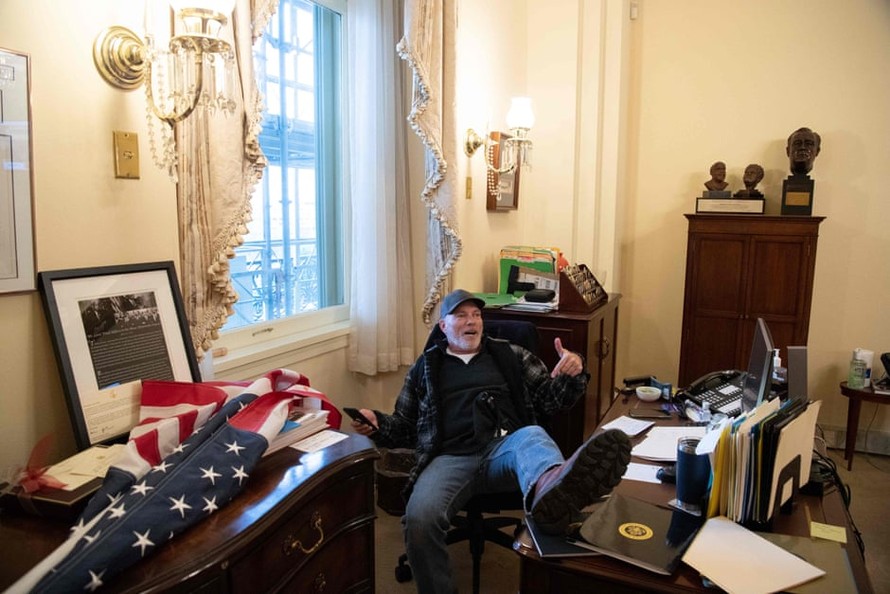 Người đàn ông gác chân lên bàn trong văn phòng của Chủ tịch Hạ viện Hoa Kỳ
