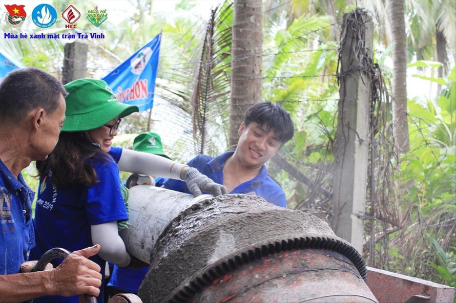Nguyễn Hải Nhân (bên phải) tham gia xây dựng đường nông thôn tại xã Hoà Ân, huyện Cầu Kè (tỉnh Trà Vinh) trong chiến dịch Mùa hè xanh năm 2019. ẢNH: NVCC